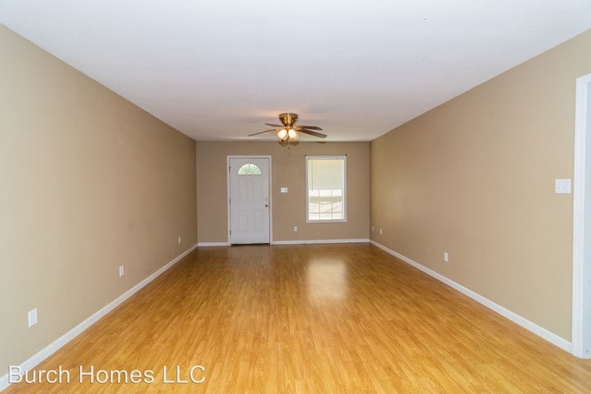 Building Photo - 2210 Hurst Ln