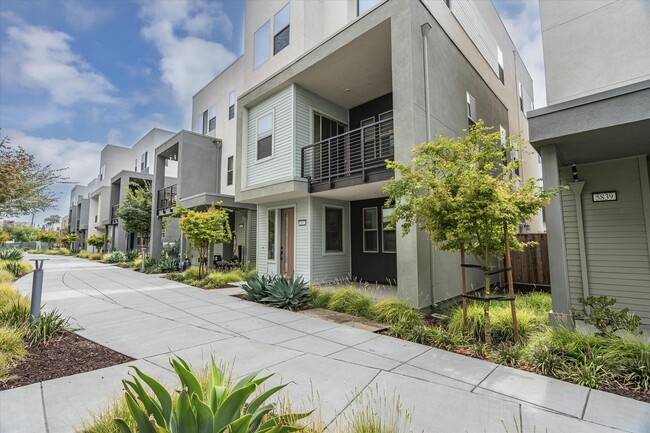 Building Photo - Welcome to this stunning 4-bedroom, 3.5-ba...