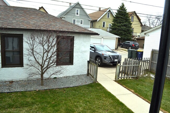 Garaje más aparcamiento exterior - 1448 S 73rd St