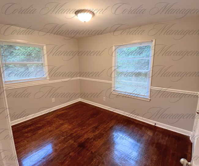 Foto del edificio - 3 Bedroom With Beautiful Hardwood Floors F...