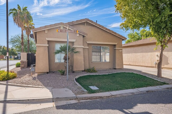 Foto del edificio - Spacious home with a back yard