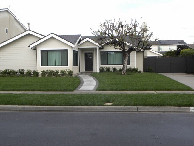Building Photo - Beautiful fully remodeled  4 bd 3.0 bath h...