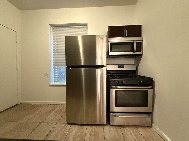 Foto del edificio - Rogers Park 2 Bed 1 Bath/ Dog Friendly / First Floor Unit