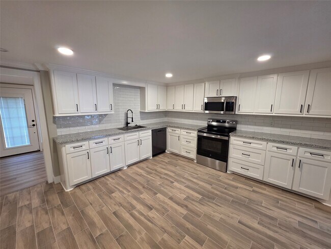 Building Photo - 10731 Hillside Dr