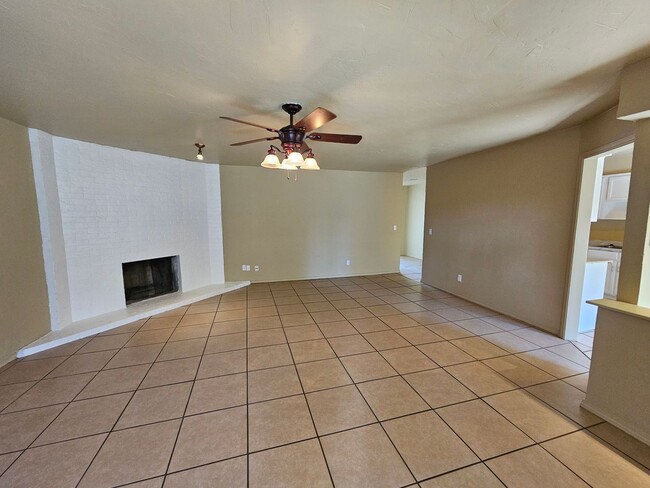 Foto del edificio - (3) Bed/(2) Bath Pets Negotiable Avail NOW!