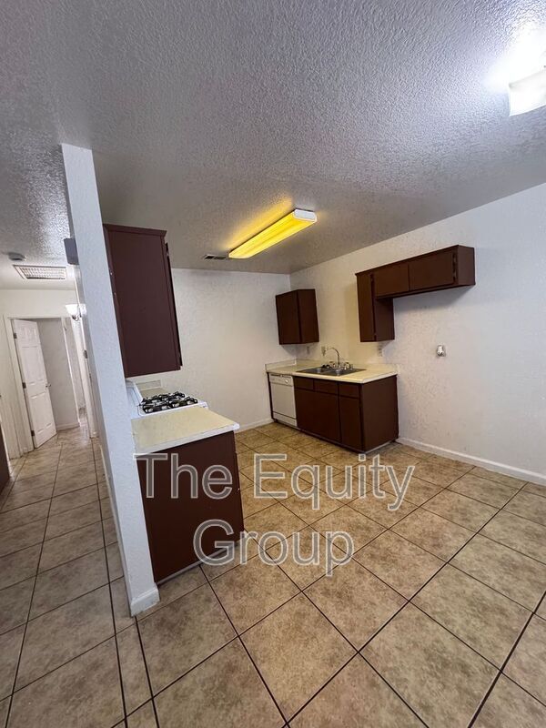 Foto del edificio - 1423 E Douglas Ave