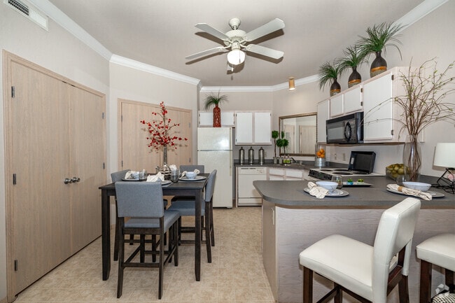 2BR, 2BA - 1,093SF - Kitchen - The Greens at Derby I/II