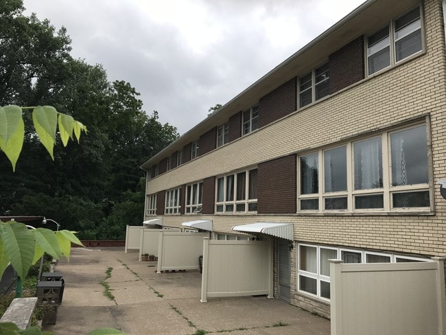 Building Photo - 3615 Kennedy Dr