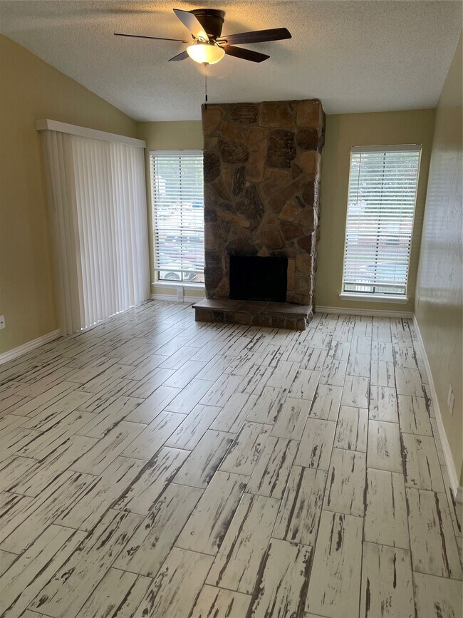 Building Photo - 17331 Red Oak Dr