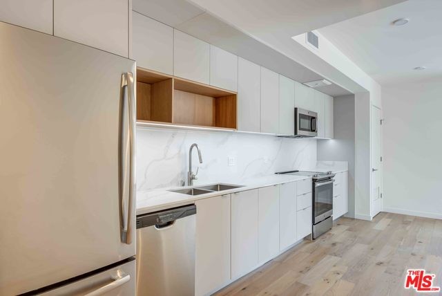 Foto del edificio - 7077 Willoughby Ave