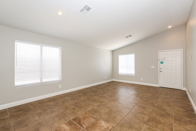 Foto del edificio - 5916 Berry Hill Ln