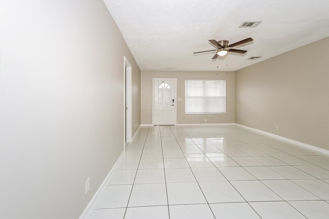 Foto del edificio - 4973 Elmhurst Rd