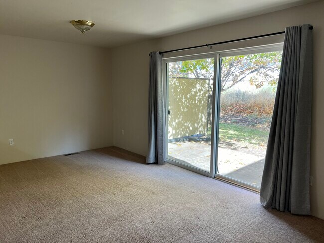 Building Photo - 5553 Glenridge Way