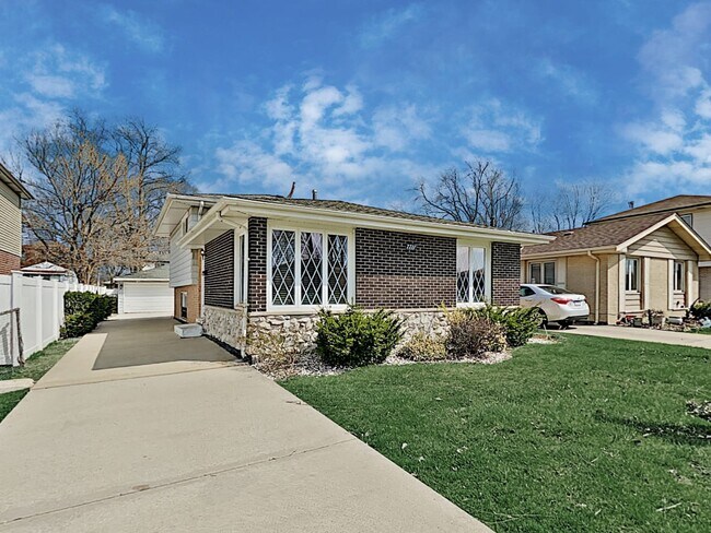 Building Photo - 7711 Normandy Ave