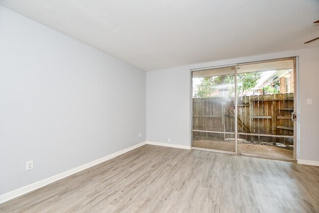 Foto del edificio - 2822 Briarhurst Dr