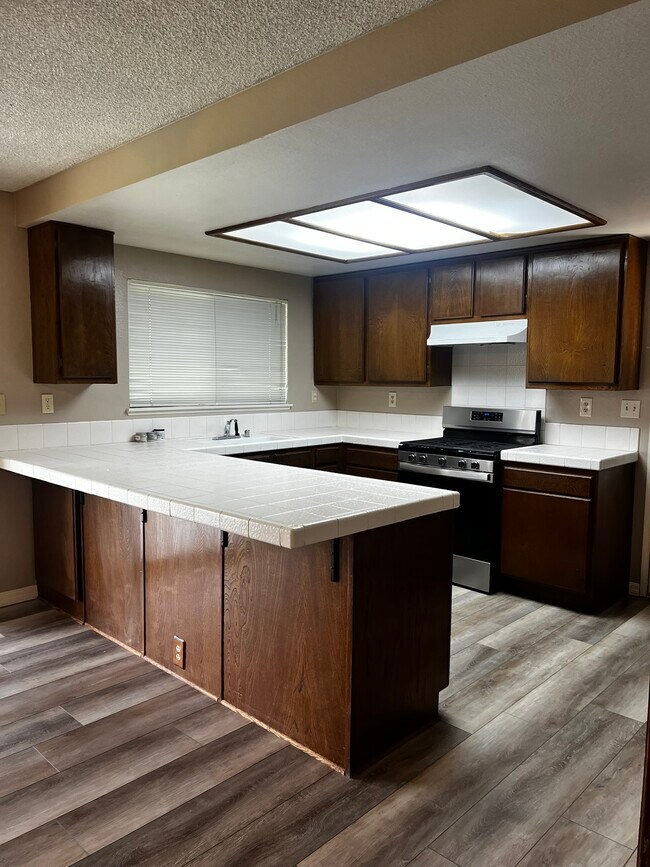 Cocina - 2716 W Avenue K4