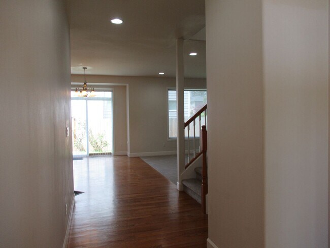 Foto del edificio - Three bedroom+den, 2.5 bath home on corner...