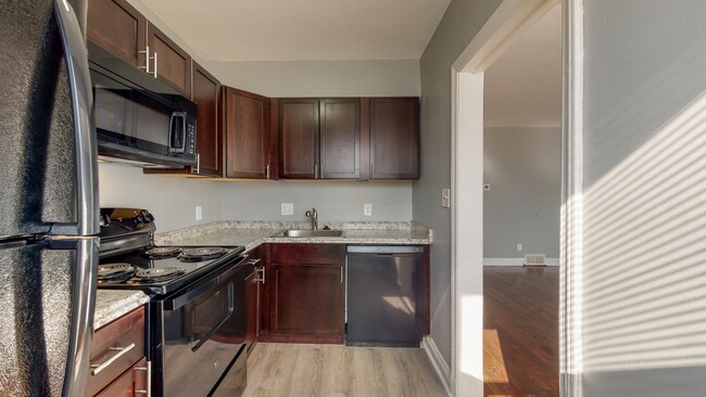 Kitchen - 1102 Gleneagle Rd