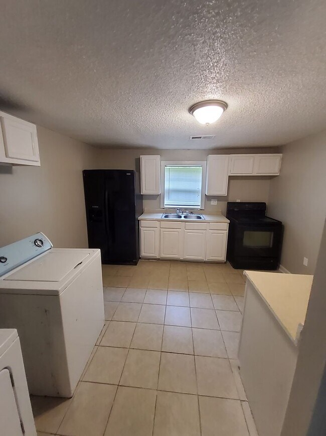 Foto del edificio - Welcome to this charming 3-bedroom, 1-bath...