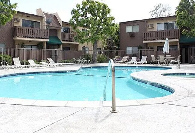 Foto del edificio - 17900 Sherman Way