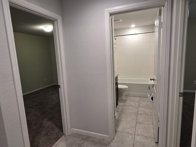 Building Photo - 3128 Winoak Dr