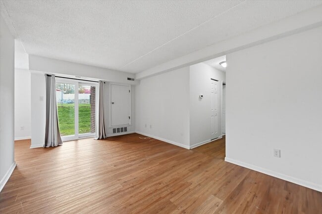Building Photo - 2 Bedroom 1 Bathroom first floor Goshen Valley flat!