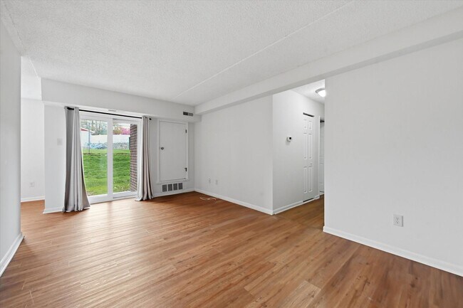 Foto del edificio - 2 Bedroom 1 Bathroom first floor Goshen Valley flat!