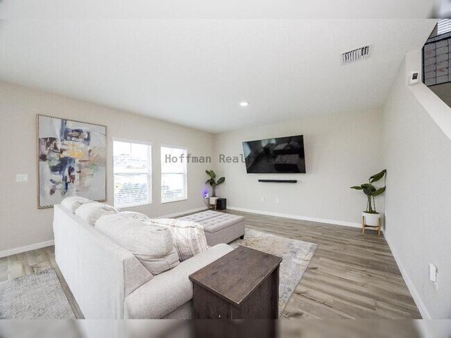 Foto del edificio - Spacious 5-Bedroom Home in Amenity-Rich Tr...