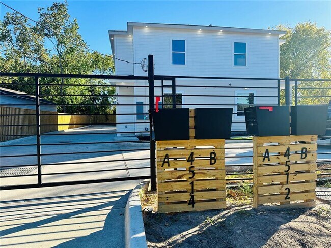 Foto del edificio - 4512 Brinkley St