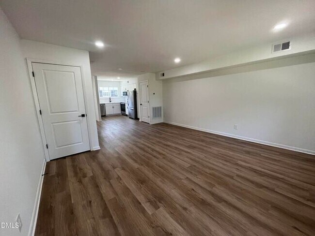 Building Photo - Five Point's hidden 2 Bed 1.5 Bath gem