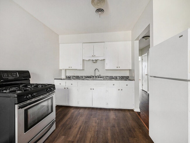 Building Photo - 2422 1/2 S 16th St