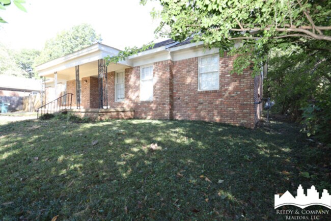 Building Photo - 934 Farmington Dr N