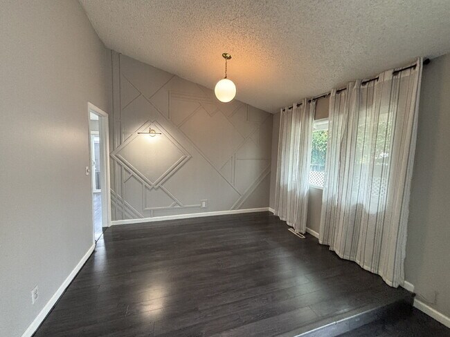 Foto del edificio - "Charming Concord Retreat: 3-Bedroom Gem with Granite Accents & Cozy Fireplace"