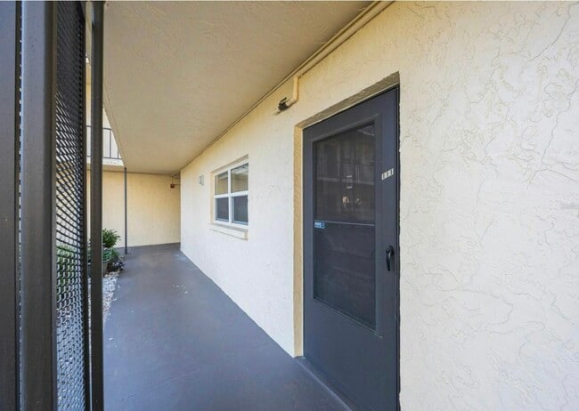 Building Photo - 11485 Oakhurst Rd
