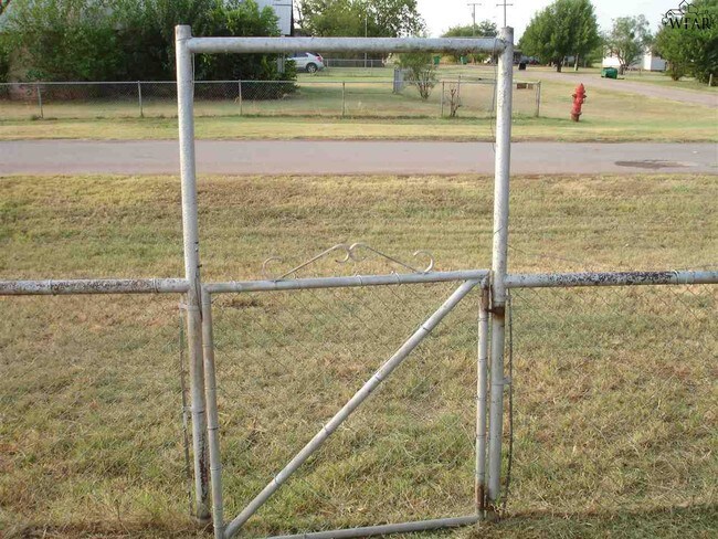 Building Photo - 406 E Live Oak St