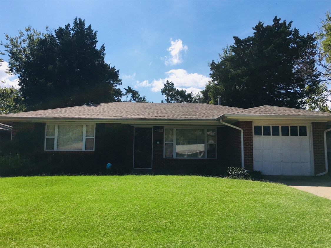 1602 Andover Ct, The Village, OK 73120