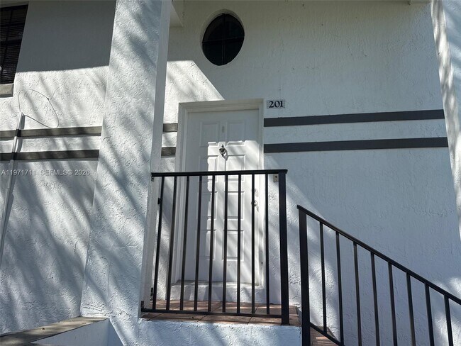 Building Photo - 402 SW 158th Terrace