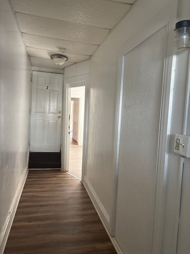 Building Photo - Section 8 Eligible-1st Floor 1 Bedroom Apa...