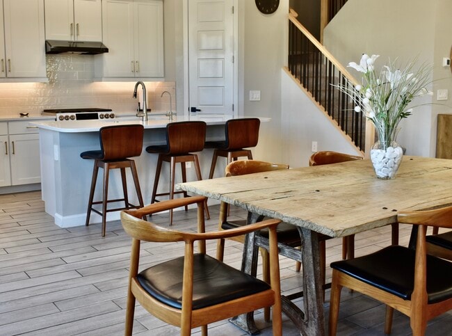 Building Photo - 4864 E Village Dr