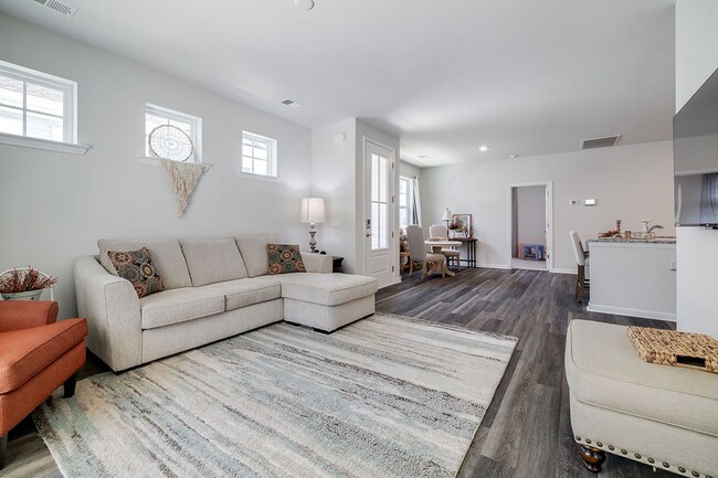 Building Photo - Luxury & Maintenance Free Living in Savann...