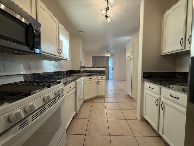 Building Photo - 3/BD 2.5 BA  Inviting Townhouse with Cozy ...