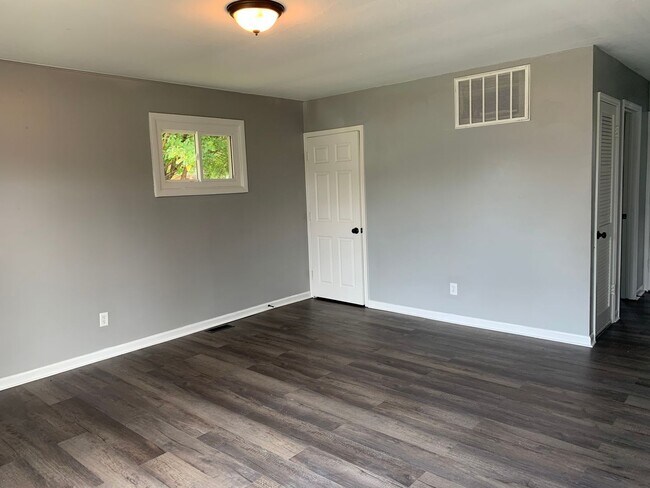Building Photo - 1724 Eastbrook Dr - This beautiful 2-bedro...