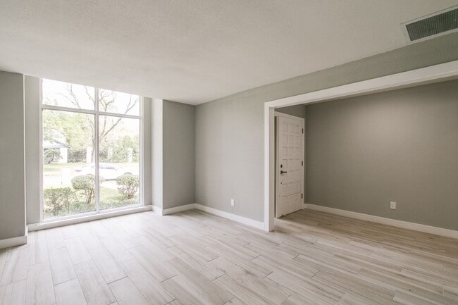 Foto del edificio - 10827 Tupper Lake Dr