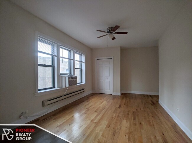 Foto del edificio - 3721 N Pine Grove Ave