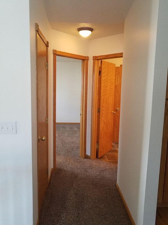 Foto del edificio - Comfortable 3-Bedroom with Garage & Fenced Yard