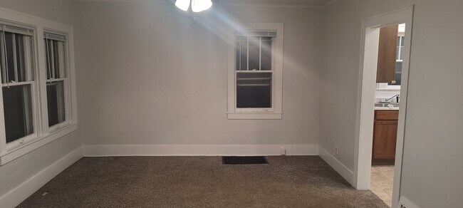 Sala de estar - 1019 E Bridge St
