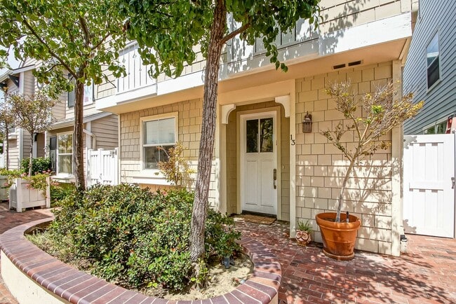Building Photo - BEAUTIFUL, BRIGHT & AIRY, 3BR2.5BA TOWNHOM...