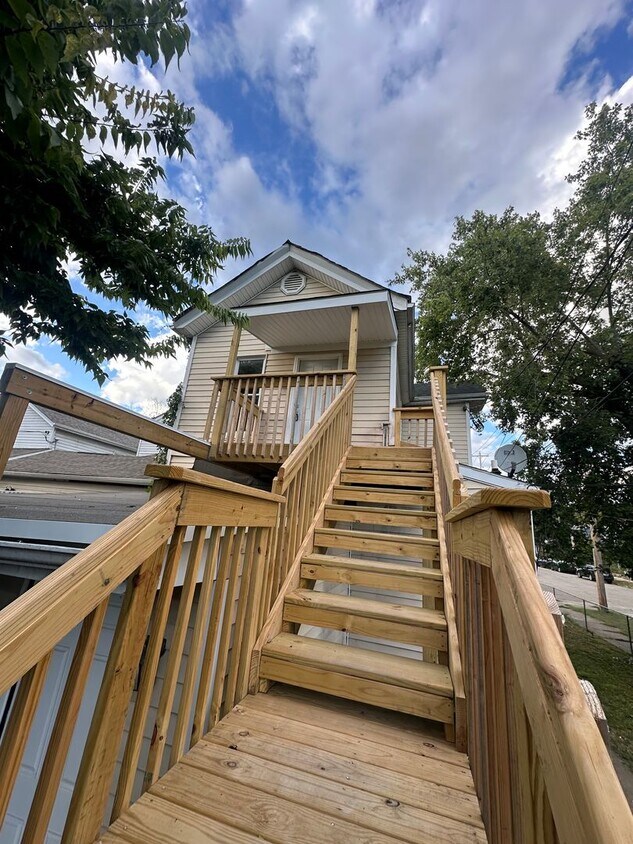 Foto principal - Cute Upper Level Duplex Apartment Centrall...