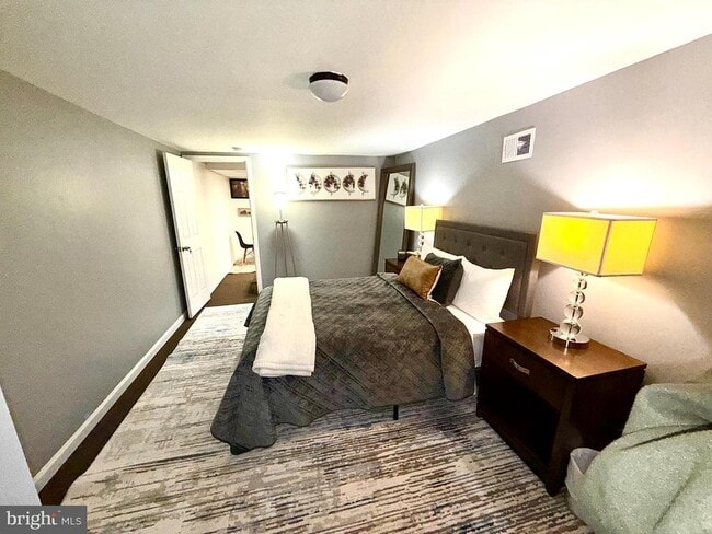 Building Photo - 6525 Kenova St