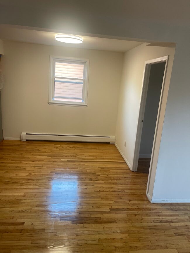 Building Photo - 14911 Roosevelt Ave